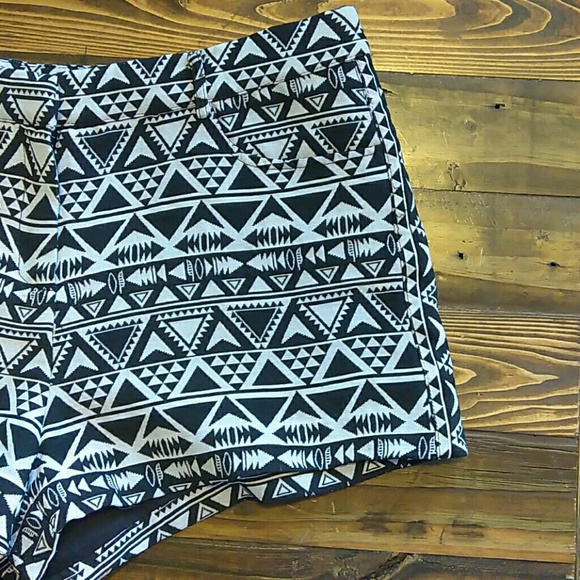 Black and white aztec tribal shorts forever21 size medium - Picture 2 of 9